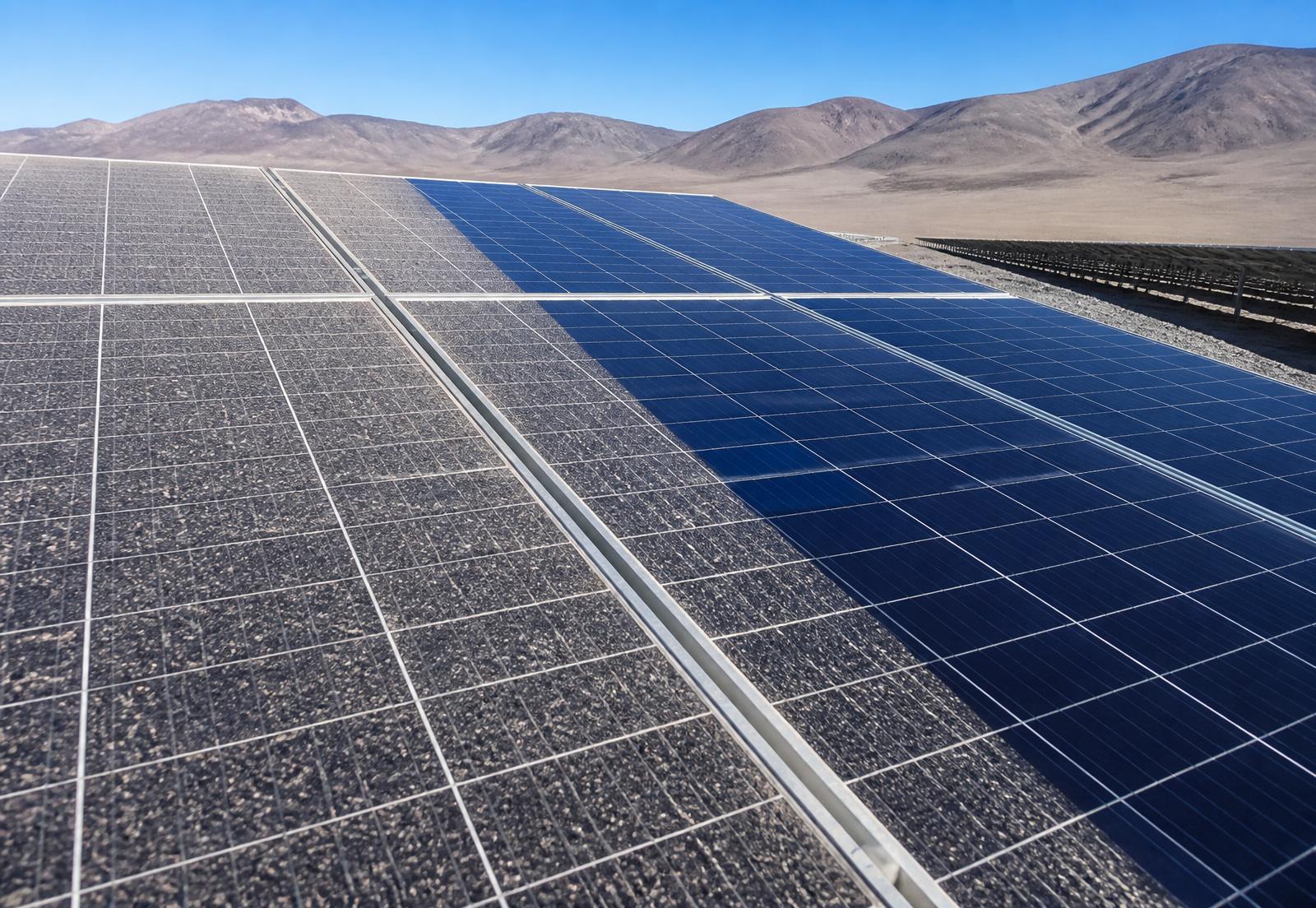 Contraste entre módulos fotovoltaicos con suciedad y módulos limpios